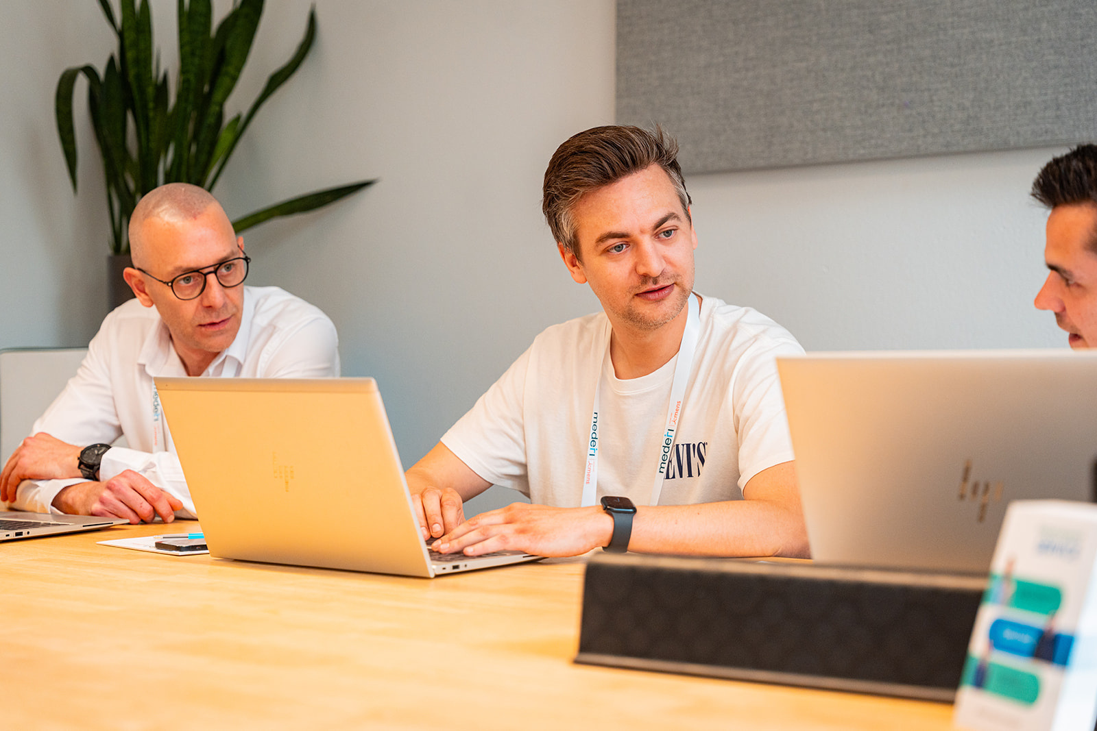 Twee medewerkers bij een laptop.