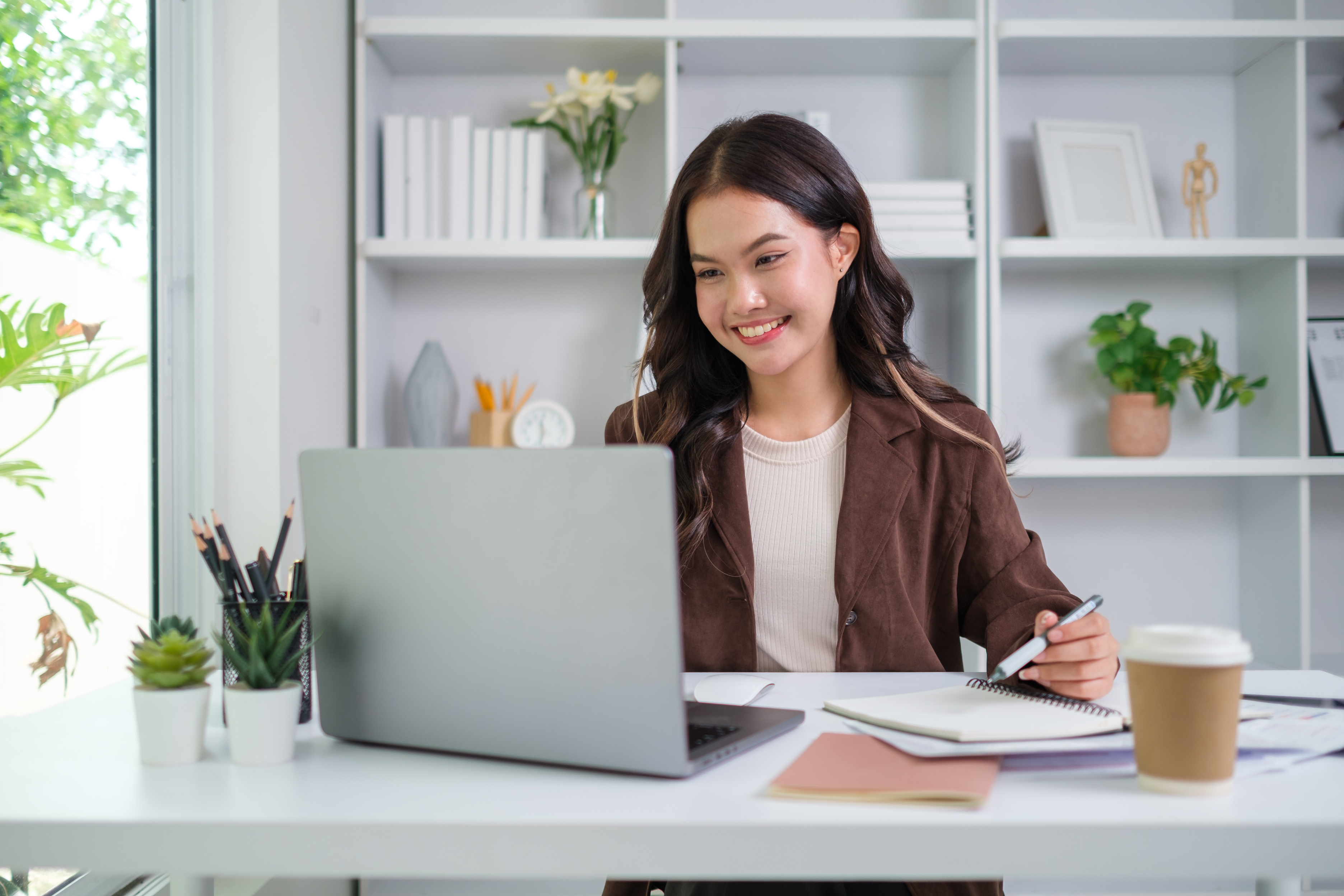 Medewerker aan een laptop.